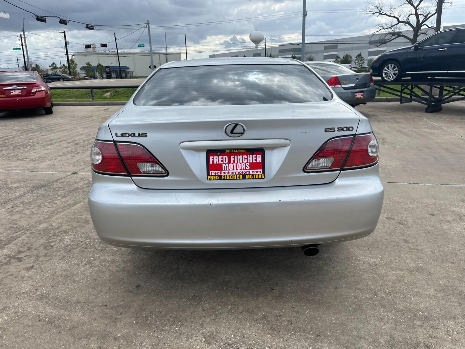2003 SILVER /gray Lexus ES 300 Sedan (JTHBF30G135) with an 3.0L V6 DOHC 24V engine, 5-Speed Automatic Overdrive transmission, located at 14700 Tomball Parkway 249, Houston, TX, 77086, (281) 444-2200, 29.928619, -95.504074 - Photo #5